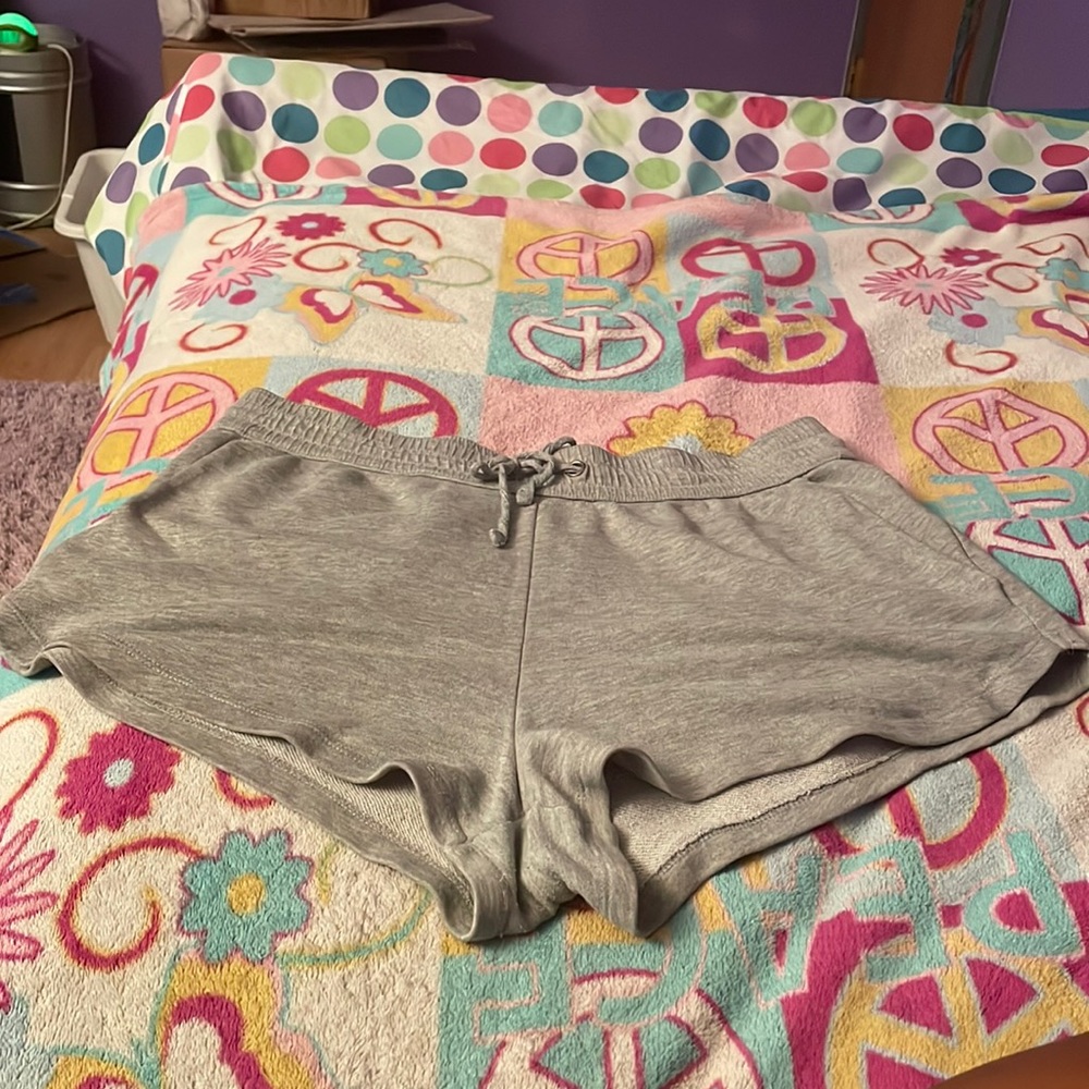 •gray running shorts•